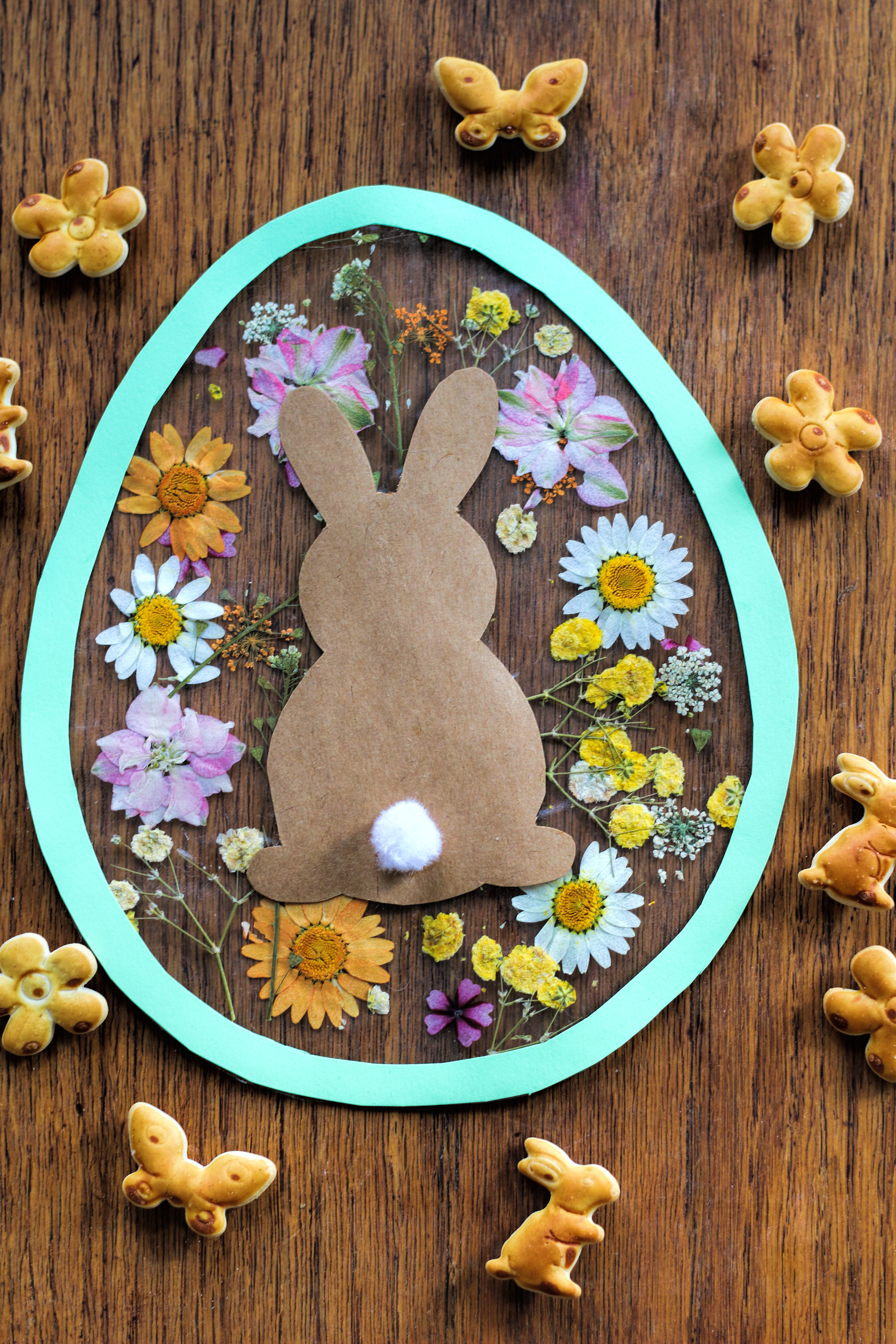 Fensterbild getrocknete Blumen Vorlage Kleinkind U3 Ostern einfach 1 Jahr 2 Jahre 3 JahreFensterbild Kleinkind U3 Ostern einfach 1 Jahr 2 Jahre 3 Jahre