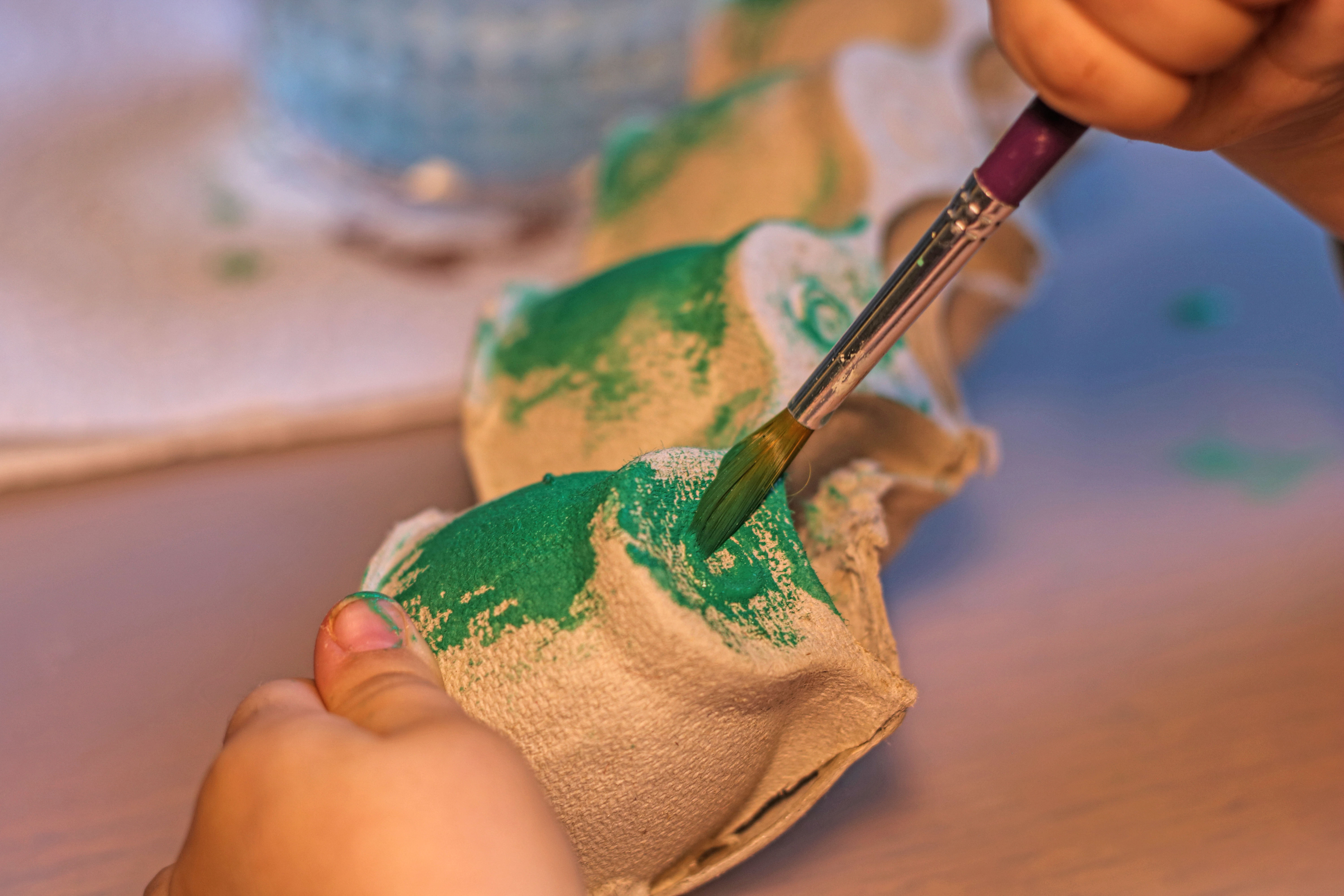 Eierkarton Raupe Kresseraupe basteln mit Kleinkind Ostern Frühjahr u3 unter 3 2 Jahre Wasserfarbe