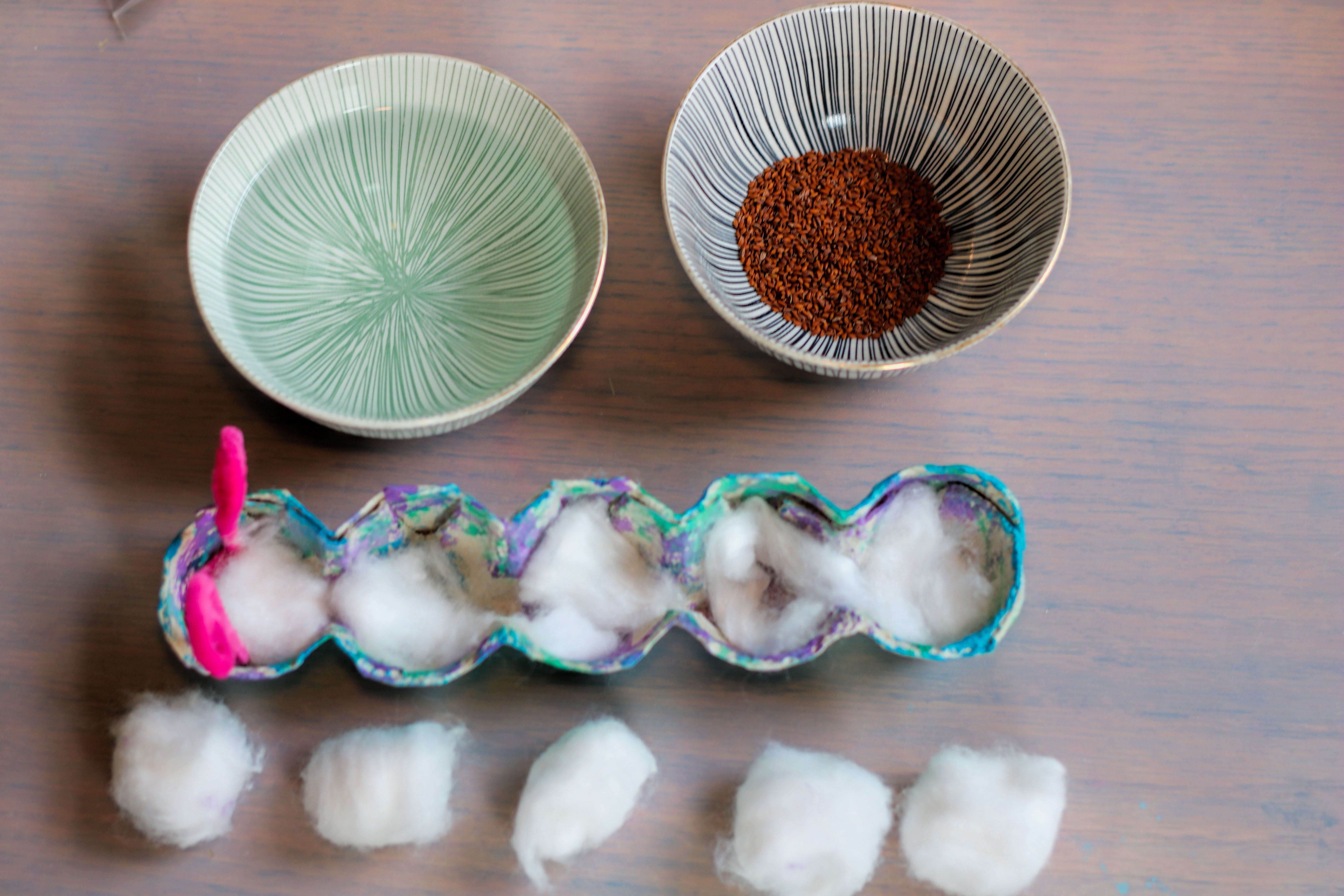 Eierkarton Raupe Kresseraupe basteln mit Kleinkind Ostern Frühjahr u3 unter 3 2 Jahre Wasserfarbe