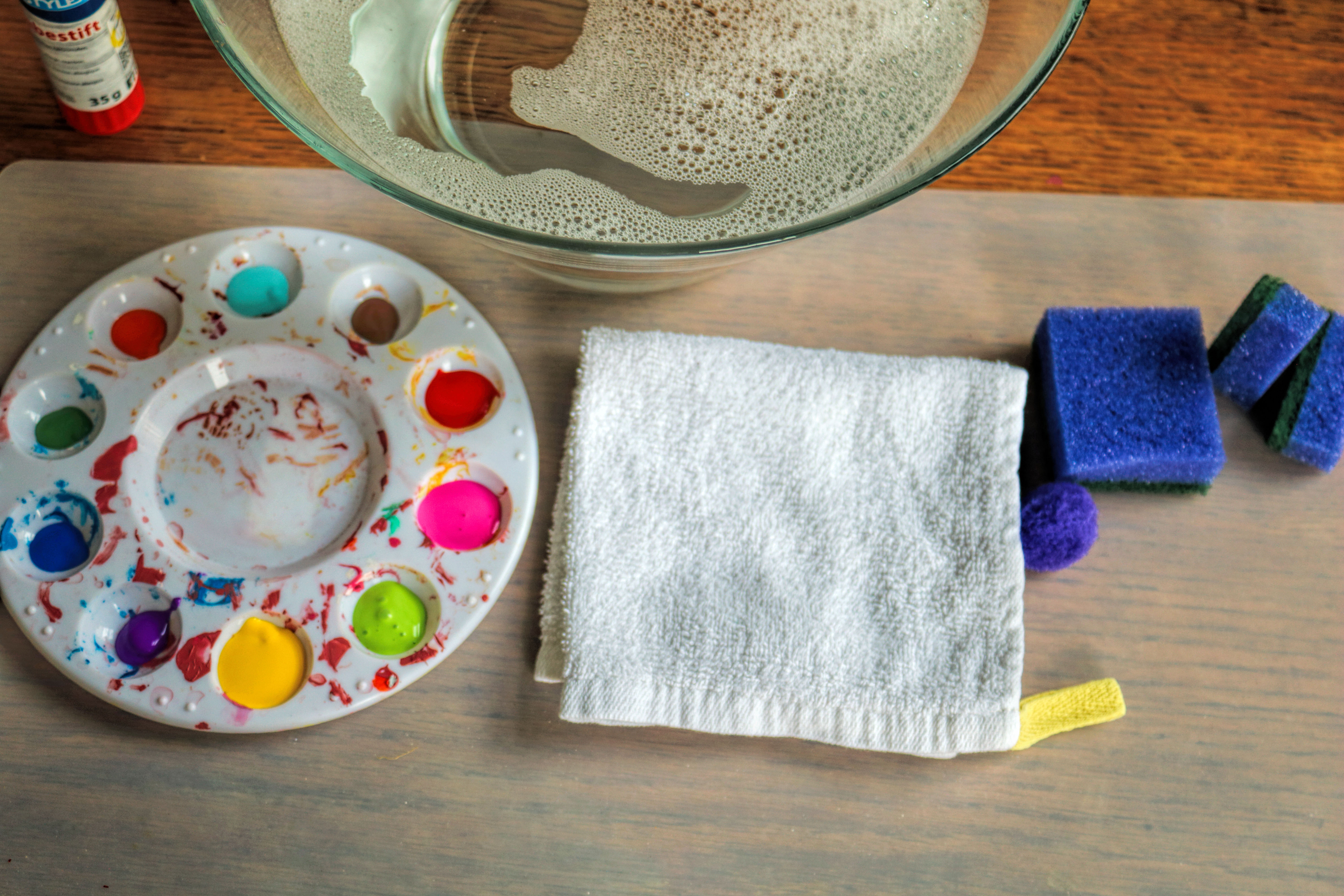 Finger painting with toddler: Easter crafts U3