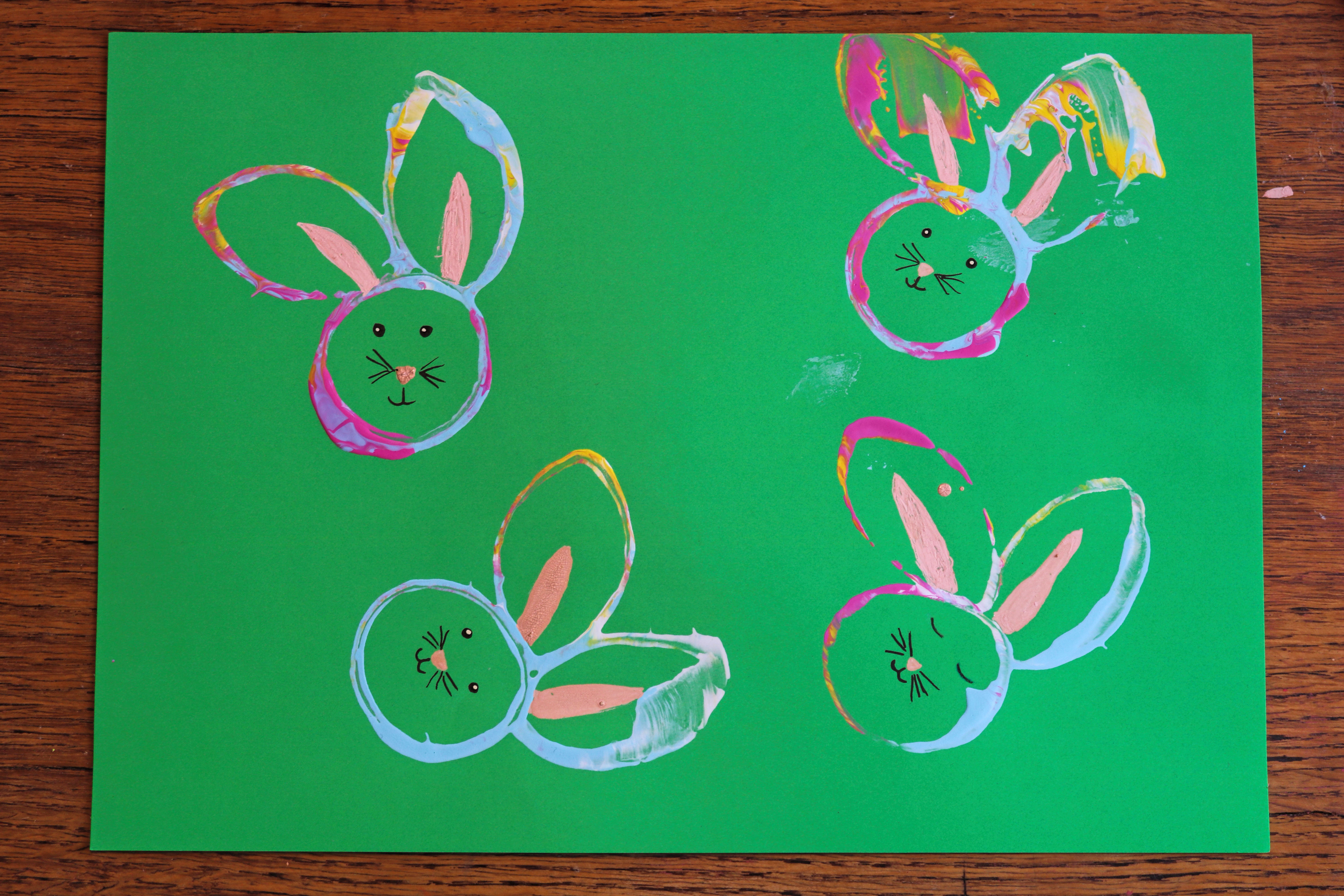 Hasen-Druck mit Klopapierrolle stempeln Ostern Kleinkind