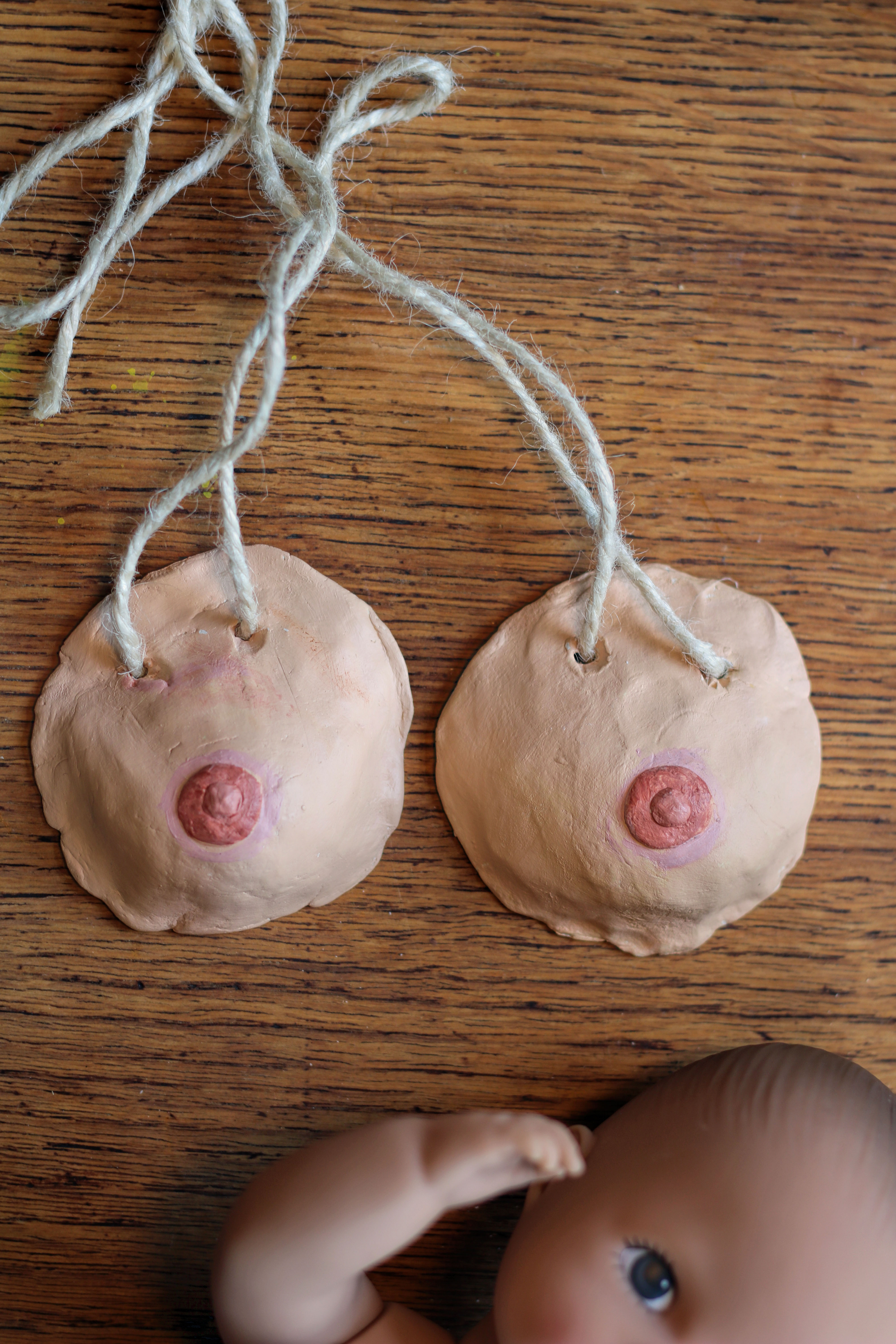 Fimo-Brüste basteln Geschwisterkind Vorbereitung Stillen